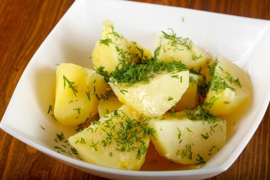 Dereotu ile haşlanmış patates