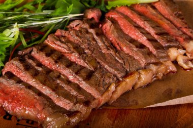 Kan ile sığır eti biftek