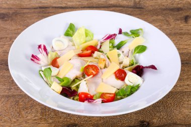 Jambon, yumurta ve domates salatası