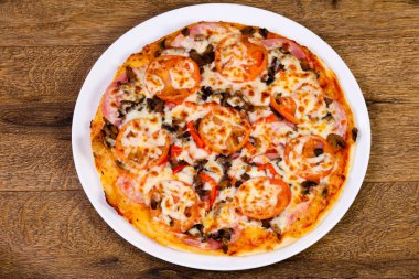 Jambonlu ve peynirli pizza