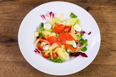 Sezar somon salata ile