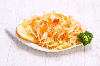 Kabın içinde geleneksel fermente lahana lahana turşusu