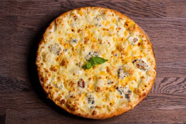 Fesleğen servis dört peynirli pizza
