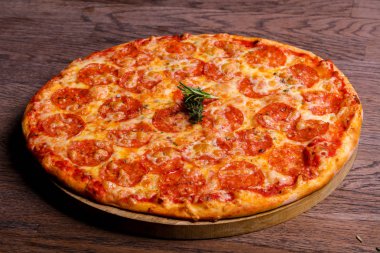 Sıcak Pepperoni pizza peyniri ve domates ile