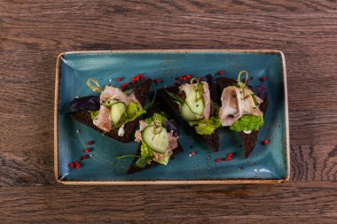 Kırmızı biber et ve cucucmber ile tapas hizmet