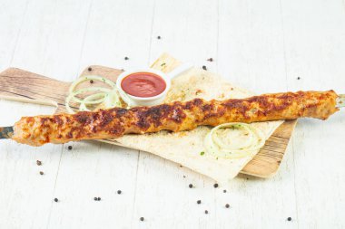 Izgara kıyılmış tavuk sosu ve soğan kebabı