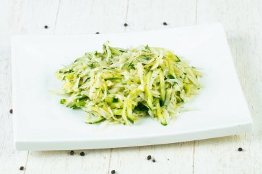 Salatalık ile Çiğ lahana salatası