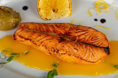 Lezzetli somon hissesi limon ve sos ile