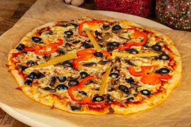 Lezzetli vejetaryen pizza zeytin, biber ve Mısır ile