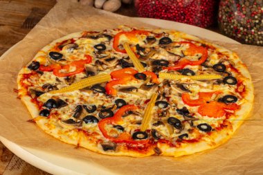 Lezzetli vejetaryen pizza zeytin, biber ve Mısır ile