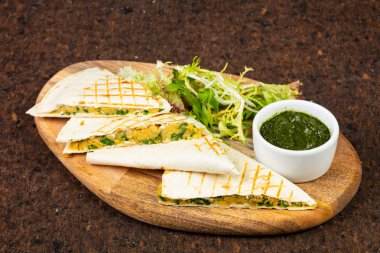 Avokado makarna ile lezzetli quesadilla Pide