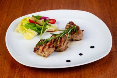 Lezzetli Dana madalyon salata ile