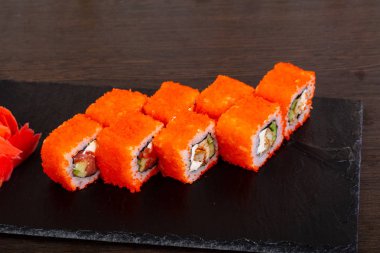 Somon ve sebzeler ile lezzetli California ayarla