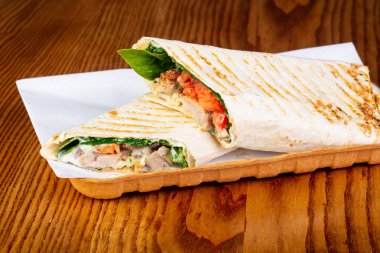 Shawarma domuz eti ve domates ile