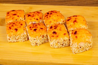 Lezzetli kızarmış peynir suşi orkinos ile rulo