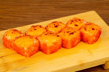 Lezzetli kızarmış California suşi rulo