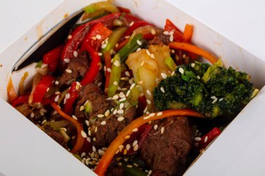 Asya Fried wok sebze sığır eti ile