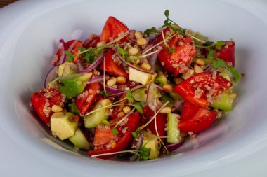 Kinoa, avokado ve sebze salatası