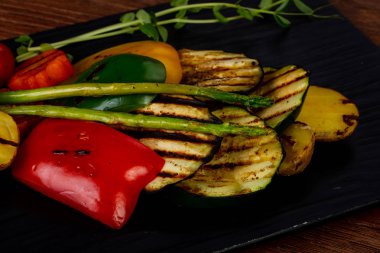 Izgara sebze kuşkonmaz ile sıcak