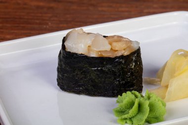 Japon Suşi gunkan tarak ile