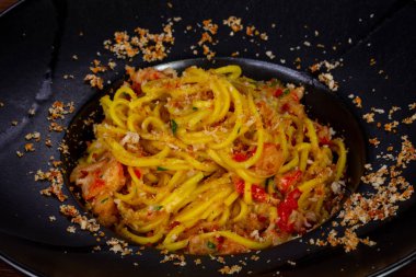 Doğal yengeç etli spagetti