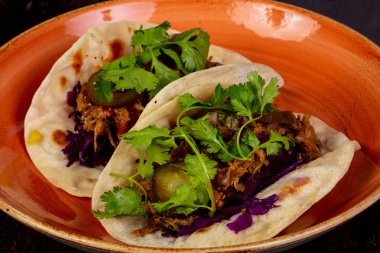 Taco et ve kişniş yaprakları ile