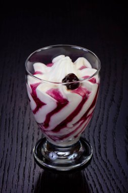 Lezzetli blackberry Ice cream şurubu ile