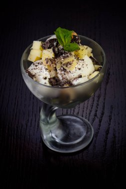 Apple ve nane ile lezzetli dondurma