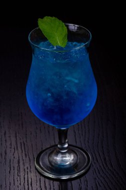 Tatlı blue curacao nane ile kokteyl