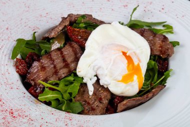 Haşlanmış yumurta salatası lezzetli sığır eti kesmek