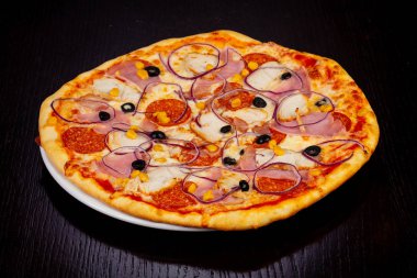 Lezzetli et pasta pizza salam, jambon ve soğan ile