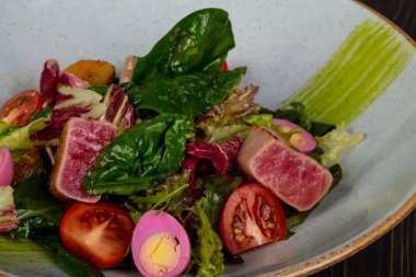 Ton balığı salatası yumurta ve domates