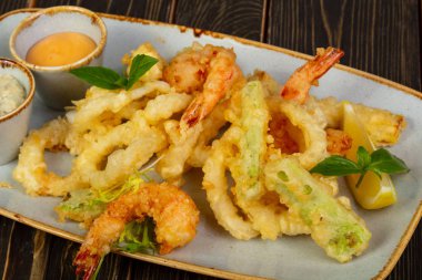 Karides tempura sebze ve sos ile