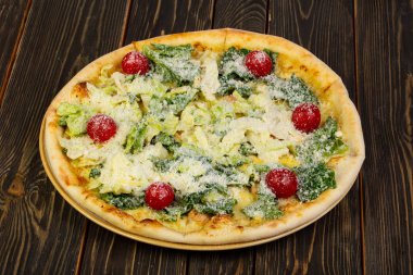 Pizza Sezar tavuk ve domates ile