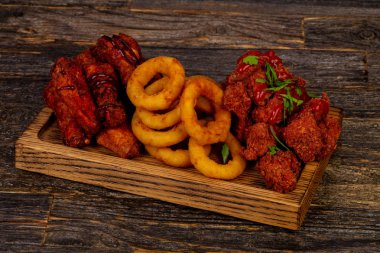 Tavuk kanatları, bacak ve soğan plakası kızart