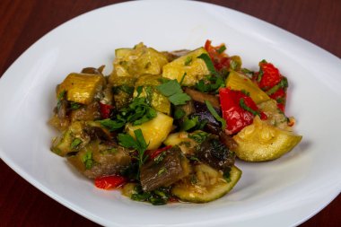 Tabak pişmiş sebze salatası