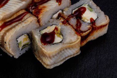 Yılan balığı ile Japon geleneksel rulo