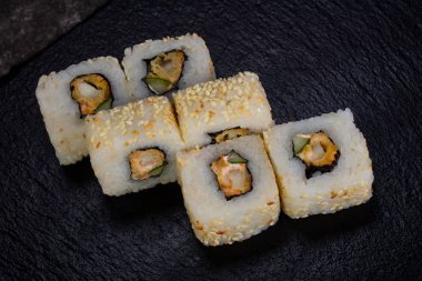 Karides ile Japon geleneksel rulo