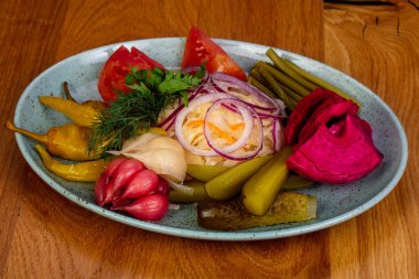 Gürcü Turşu sebze sarımsak ve lahana ile