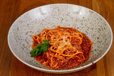 Makarna spagetti bolognese sos ile