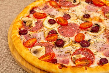 Pizza mix assortie et ve peynir ile