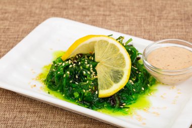 Susam ve sos chukka salatası