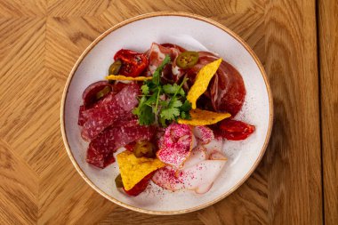 Otlar ile İspanyol sosis plaka