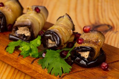 Peynir ile doldurulmuş patlıcan rulo