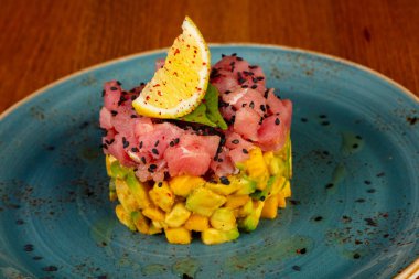 Ton balıklı tartar avokado ve limon ile