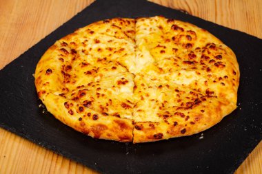 Kafkas mutfağı - Khachapuri peynir ile