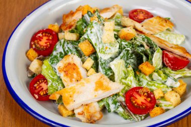 Tavuk ve parmesan peynirli sezar salatası.