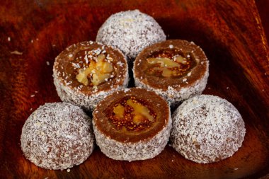 Ahşap kase kuru incir tatlısı