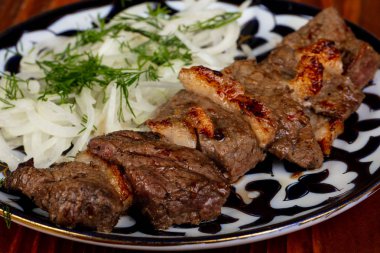 Soğan halkası ile barbekü ızgara sığır eti