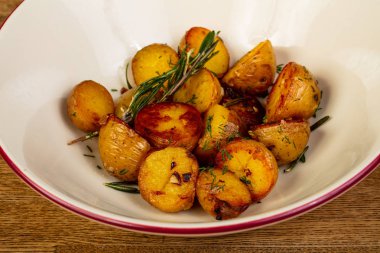Kabın içinde rosemary ile kavrulmuş patates